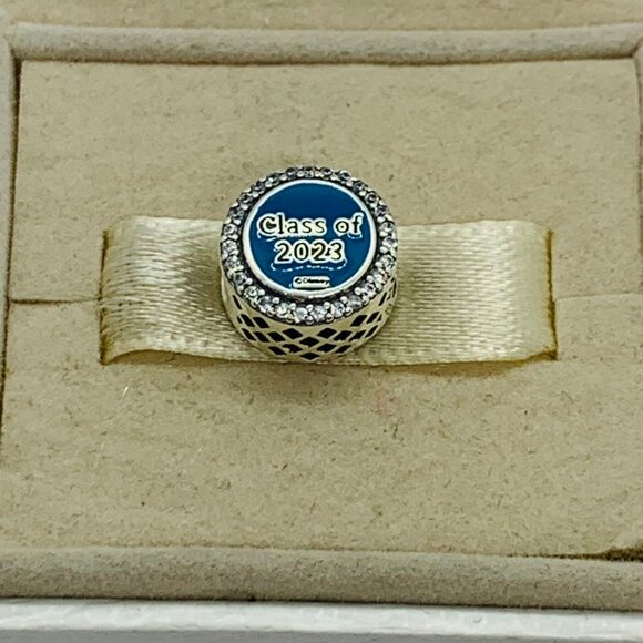 🔥🔥Pandora Class Of 2023 Mickey Mouse Graduation Charm - Picture 6 of 6